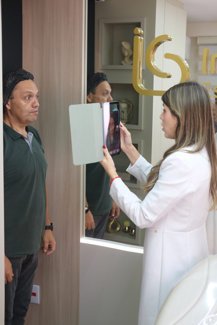 Avaliação dermatológica com registro em tablet
