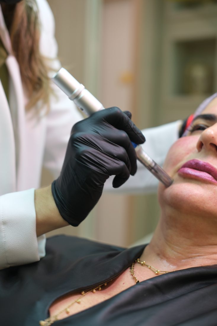 Aplicação de procedimento estético facial