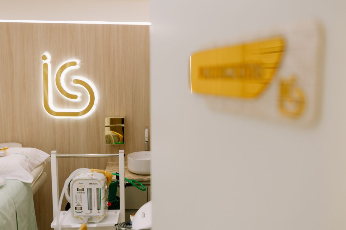 Letreiro da marca em neon dourado