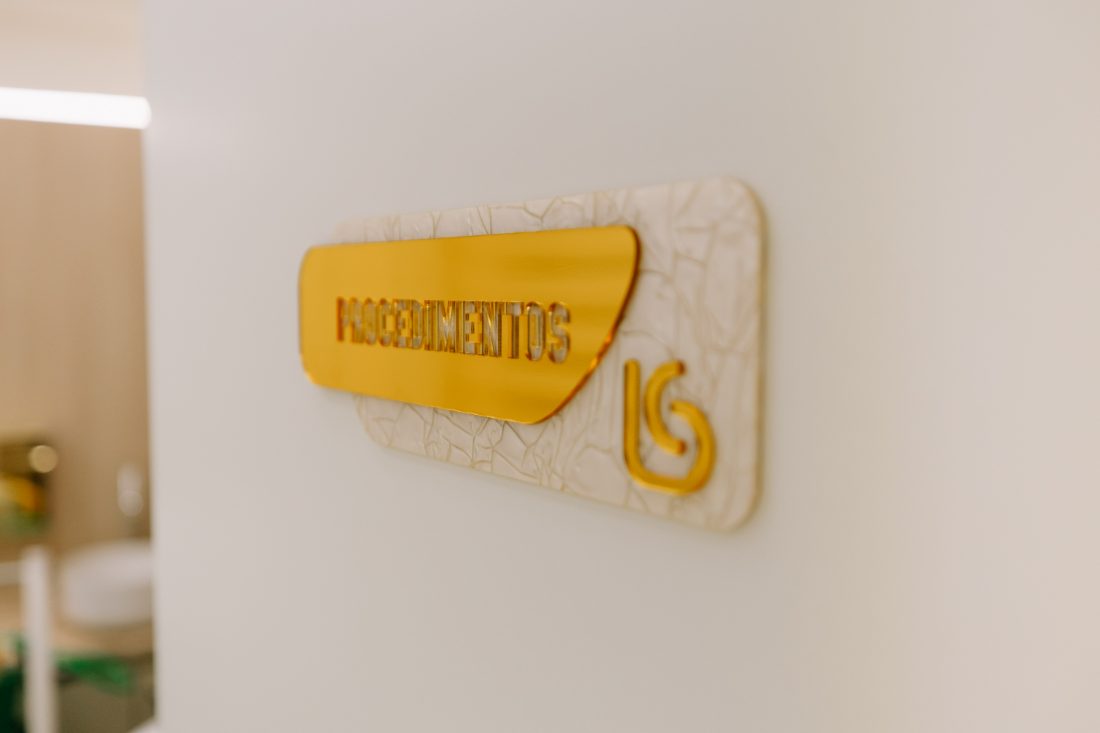 Placa de sinalização Procedimentos em dourado