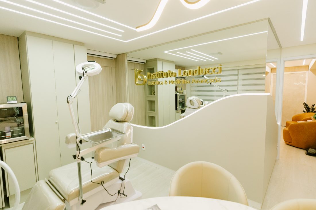 Sala com cadeira de procedimento e letreiro da marca